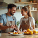 Jeune couple riant en préparant le petit déjeuner dans une cuisine lumineuse