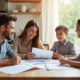 Famille souriante à la table pour la gestion financière