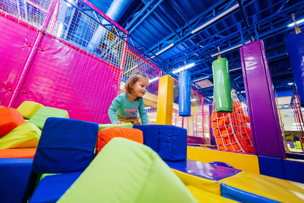 Petite fille jouant à l'aire de jeux intérieure du centre de jeux